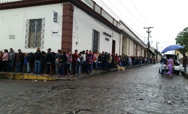 Enorme fila por trámites de la DEI en Santa Rosa de Copán
