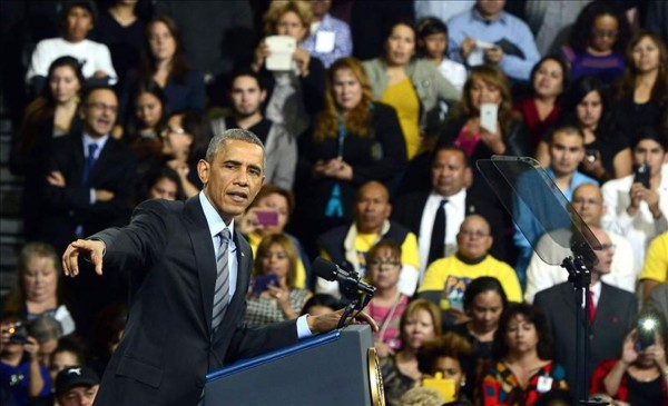 El presidente de Estados Unidos, Barack Obama, realizando ayer un discurso sobre la política migratoria en el instituto de educación secundaria 'Del Sol', ante un gran alumnado latino, en Las Vegas, EUA. EFE