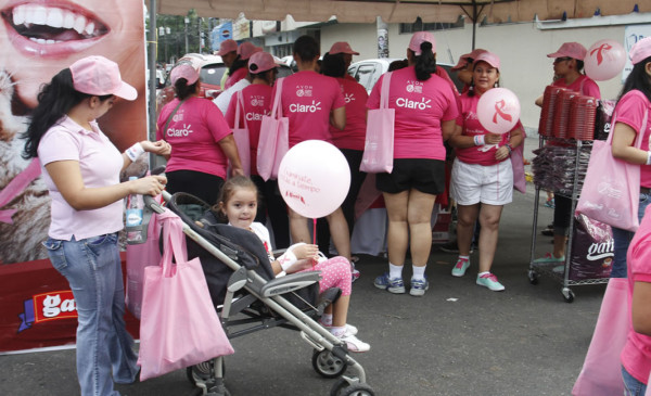 Caminan de rosa contra el cáncer de mama en San Pedro Sula