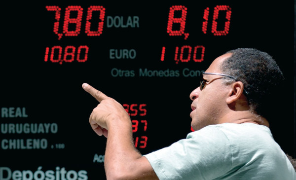 Argentina trata de calmar el mercado con medidas flexibles