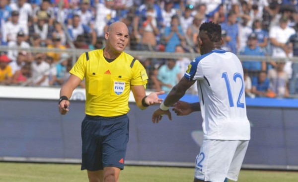 Seleccionados hondureños perdieron la paciencia con el árbitro cubano