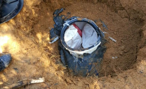 Parientes de los Valle sacaron 12 barriles con dólares de una hacienda