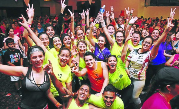 Sampedranos vibraron al ritmo de la zumba