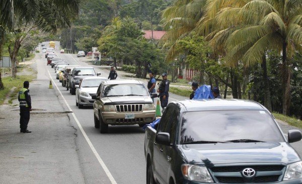 Bajo resguardo policial y militar regresan miles de veraneantes