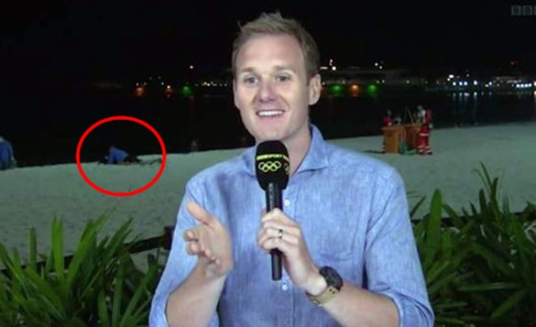 Periodista transmitía en directo y pareja tenía sexo a sus espaldas