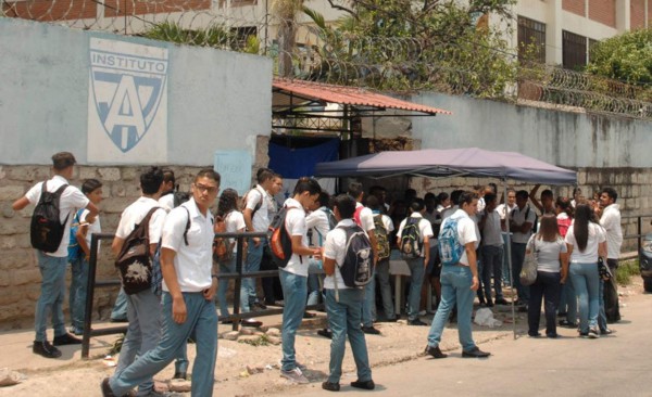 Estudiante es apuñalada por desconocida dentro de colegio