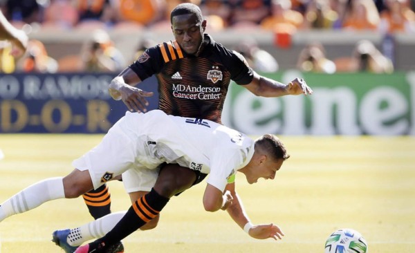 El Houston Dynamo con Maynor y Boniek amargaron debut del 'Chicharito' Hernández en la MLS