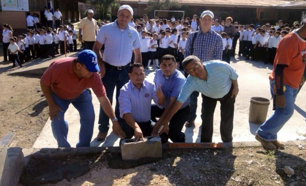 Invierten L1.6 millones en auditorio y cancha deportiva