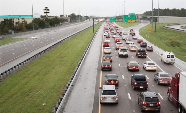 Floridanos abarrotan refugios para salvarse de Matthew
