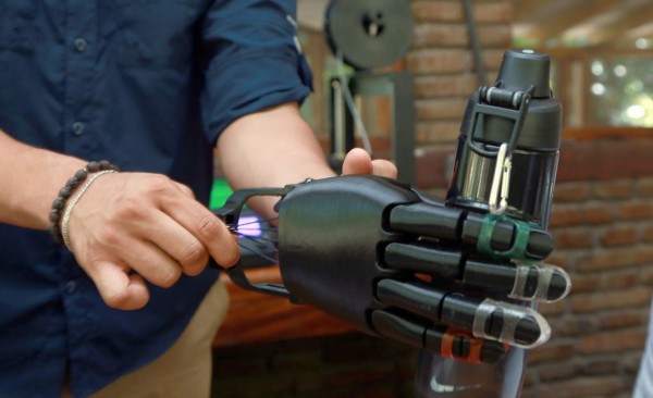 Universitarios realizan donación de prótesis de mano 3D