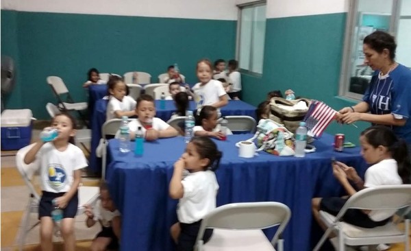 El penoso acto de comisario mexicano del Honduras-Estados Unidos con niños de una fundación