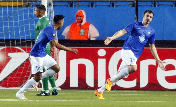 Vegard Forren (derecha) del Molde celebra su gol ante la tristeza del hondureño Emilio Izaguirre. Foto EFE