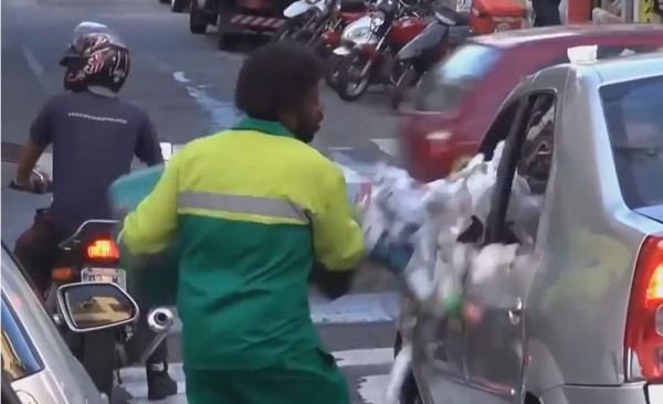 VIDEO: Transeúnte castiga a conductor que tira basura en la calle