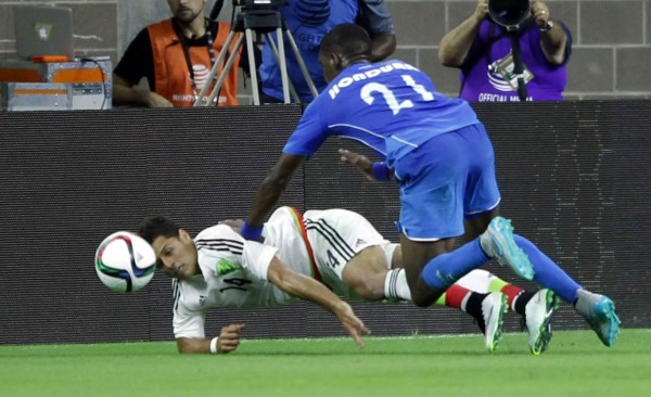 Lesión de Chícharo en acción con Bryan Beckeles