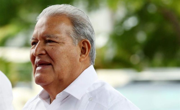 Sánchez Cerén ordena subir el bono a policías y soldados