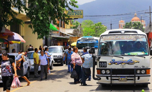 Buses y taxis del este, los que más irrespetan las paradas