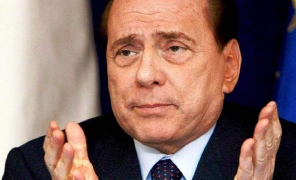 Hombre intenta inmolarse frente a casa de Berlusconi