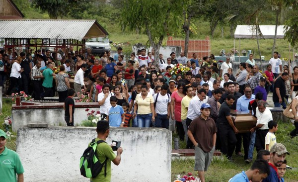 Desgarradora despedida a pastor de iglesia La Cosecha y su esposa