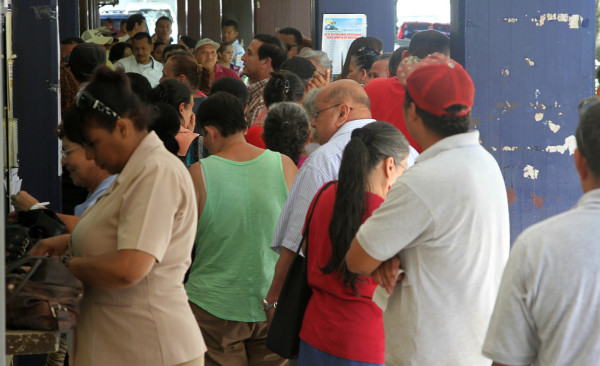 Abarrotan oficinas de servicios por tarifas elevadas