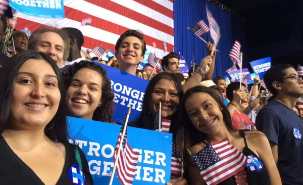 Muchos jóvenes están congregados en un recinto donde Clinton presentará a Kaine.
