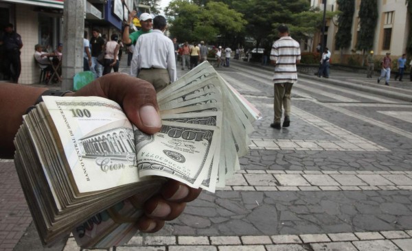 Precio del dólar en Honduras se acerca a los L24