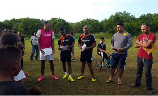 Eddie Hernández recibe reconocimiento en su tierra natal
