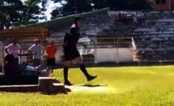 Árbitro saca pistola durante partido de fútbol