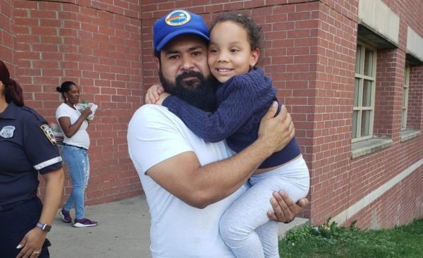 Hondureño salva a niña de ser arrollada por tren en Nueva York
