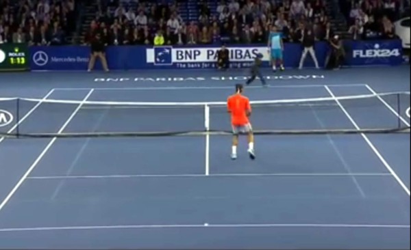 Video: Niño 'humilla” a Federer con espectacular jugada