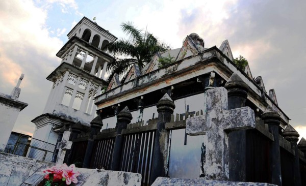 En el interior del cementerio se encuentra este campanario que tiene más de 65 años. Las dos campanas las trajeron de Italia pero actualmente solo hay una porque la otra se la robaron. Foto Joseph Amaya.