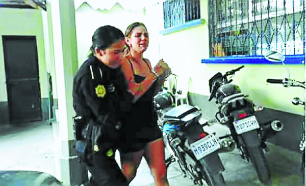 Capturan en Guatemala a hondureña con carro robado