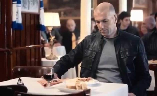 Video: Intentan 'envenenar' a Zidane en bar italiano