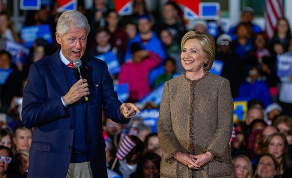 Trump cuestiona a Hillary por asignación al expresidente Clinton