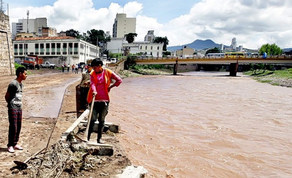 Lluvias tienen en alerta la capital y el sur del país