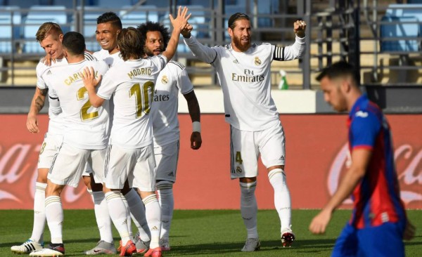 Real Madrid vence al Eibar en la renudación de la Liga de España y sigue a la caza del Barcelona