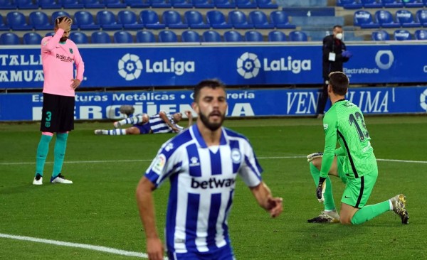 Otro duro golpe para el Barça en la Liga Española: tropieza ante un Alavés con 10 hombres