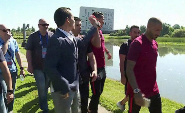 Micrófono que tiró Cristiano Ronaldo a lago será subastado