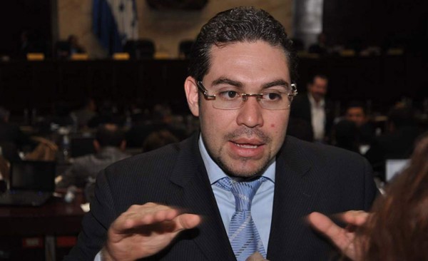 Esperan respuesta a moción para prohibir cobros en dólares