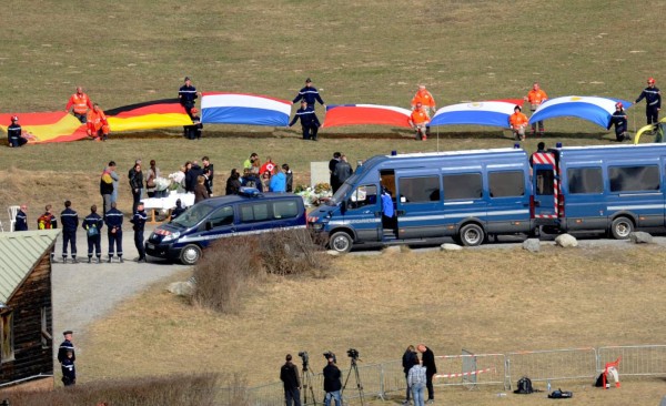 The Virgin Galactic SpaceShipTwo space plane Unity flies at Spaceport America, near Truth and Consequences, New Mexico on July 11, 2021 before travel to the cosmos. - Billionaire Richard Branson takes off Son July 11, 2021 from a base in New Mexico aboard a Virgin Galactic vessel bound for the edge of space, a voyage he hopes will lift the nascent space tourism industry off the ground.A massive carrier plane made a horizontal take-off from Space Port, New Mexico at around 8:40 am Mountain Time (1440 GMT) and will ascend for around an hour to an altitutude of 50,000 feet (15 kilometers). The mothership will then drop a rocket-powered spaceplane called VSS Unity, which will ignite its engine and ascend at Mach 3 beyond the 50 miles (80 kilometers) carrying two pilots and four passengers, including Branson. (Photo by Patrick T. FALLON / AFP)