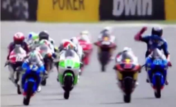 Video: Motociclista festeja antes de llegar a la meta y pierde la carrera
