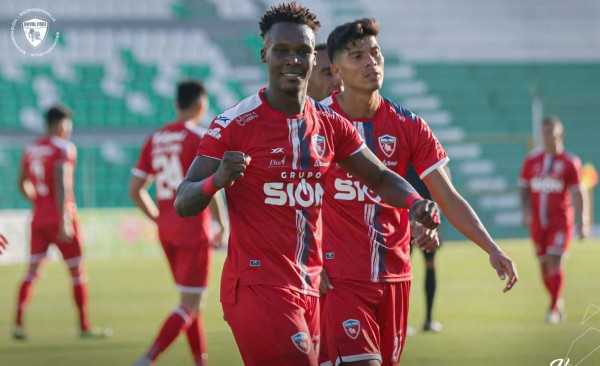 Román Rubilio Castillo está destacando en el fútbol boliviano con el Royal Pari FC.