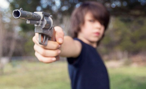 Niño de 11 años mata a niña de ocho por un perrito en EUA