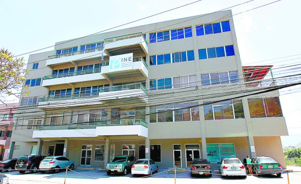 Exdirector: falsifican documentos del INE