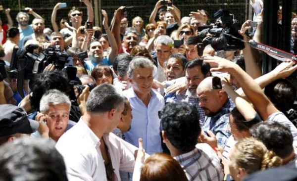 Atacaron a pedradas el auto del presidente Macri en Argentina