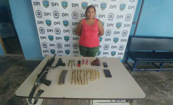 Capturan a mujer con armas de fuego y municiones en Yoro