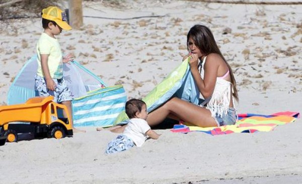 Antonella Roccuzzo enamora con su figura en Ibiza