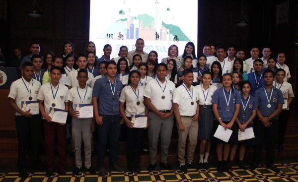 Alcaldía y Universidad Cristiana reconocen excelencia académica