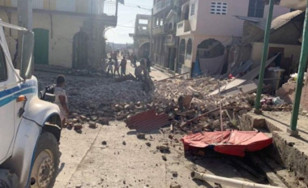 Haití continúa encontrando heridos entre los escombros