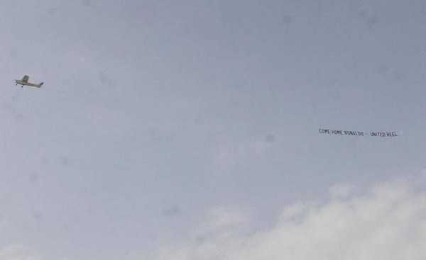 Avioneta sobrevuela Villarreal y pide el regreso de Cristiano al United