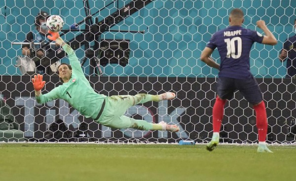 Bucharest (Romania), 28/06/2021.- Goalkeeper Yann Sommer (L) of Switzerland saves the kick from Kylian Mbappe of France during penalty shoot-out in the UEFA EURO 2020 round of 16 soccer match between France and Switzerland in Bucharest, Romania, 28 June 2021. (Francia, Rumanía, Suiza, Bucarest) EFE/EPA/Vadim Ghirda / POOL (RESTRICTIONS: For editorial news reporting purposes only. Images must appear as still images and must not emulate match action video footage. Photographs published in online publications shall have an interval of at least 20 seconds between the posting.)